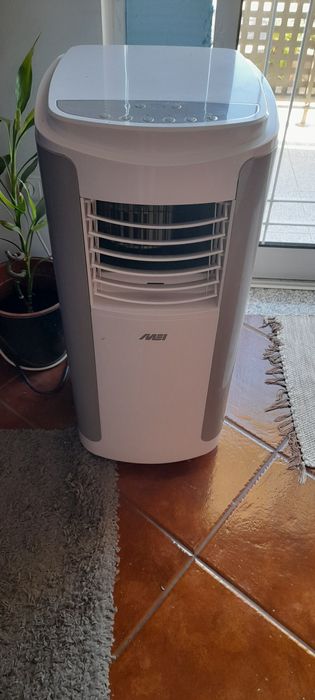 AC Portatil (Semi-Novo) com três meses de uso.