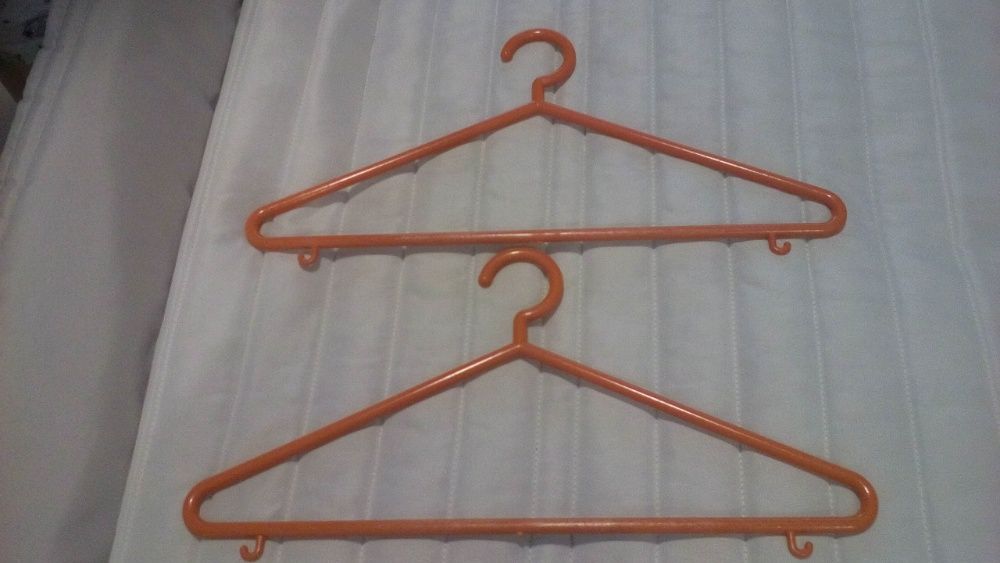 Cabides resistentes e práticos para roupa de bébé/criança - quarto