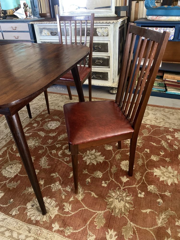 Conjunto mesa e 4 cadeiras olaio