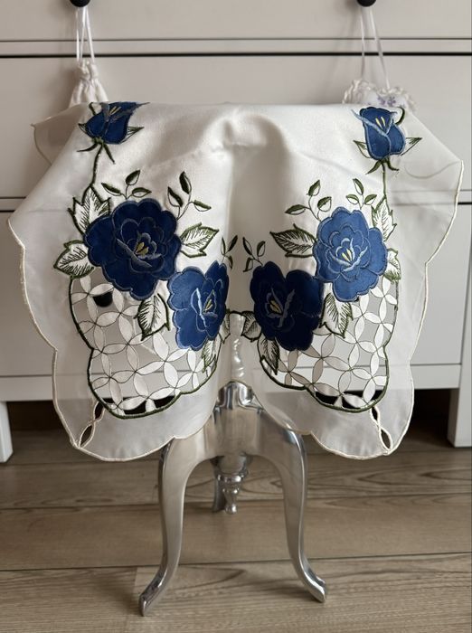 Obrus bieżnik z delikatnym haftem