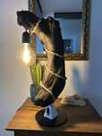 Loftow lampa z drewma w rustykalnym stylu