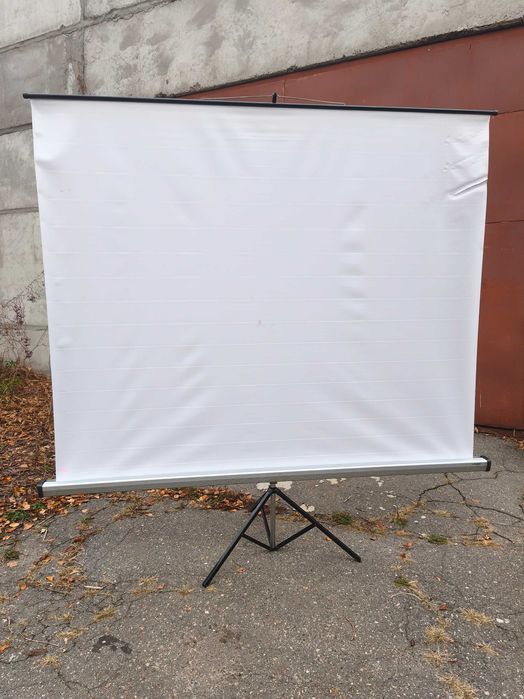 Екран для проектора на тринозі