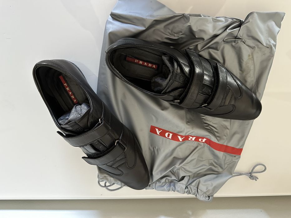 Sapatos pretos da marca PRADA