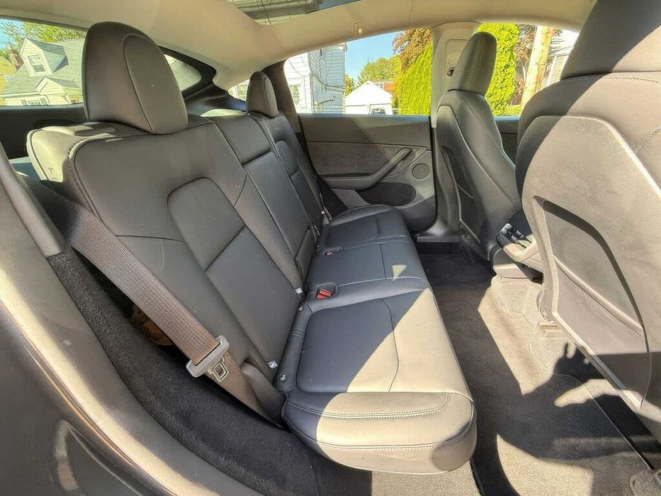 Tesla Model Y Long Range      2025