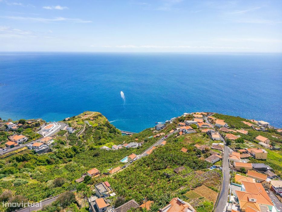 Terreno Espetacular com Vista Mar e Excelente Exposição Solar, Calheta