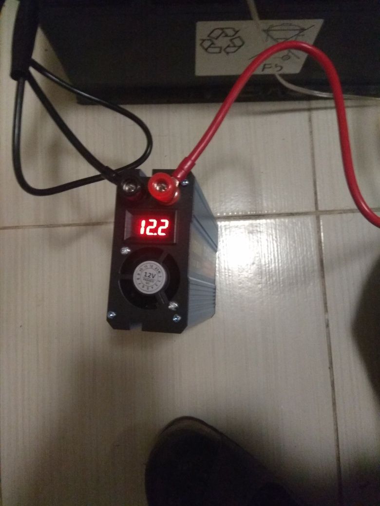 Інвертор,перетворювач 12В на 220В
