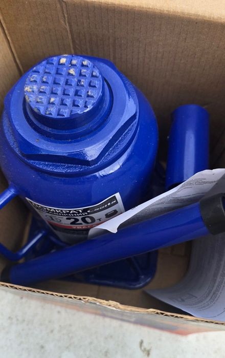 Домкрат 20  тонник , новый