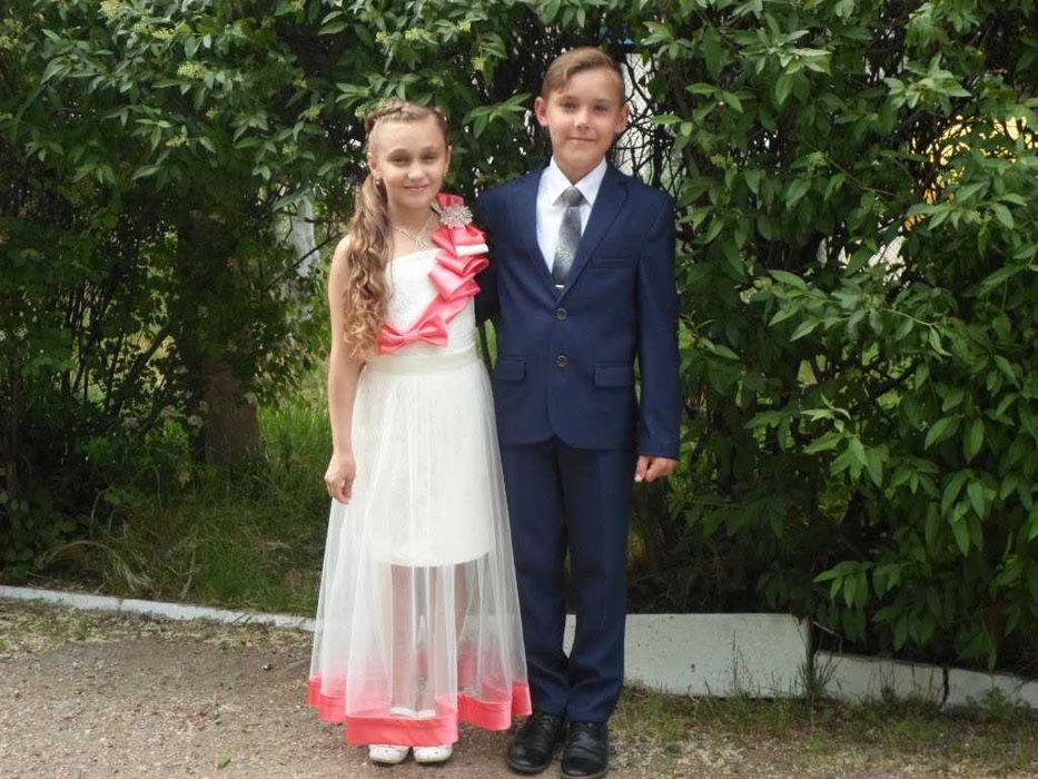 Нарядное платье на девочку 8-9 лет