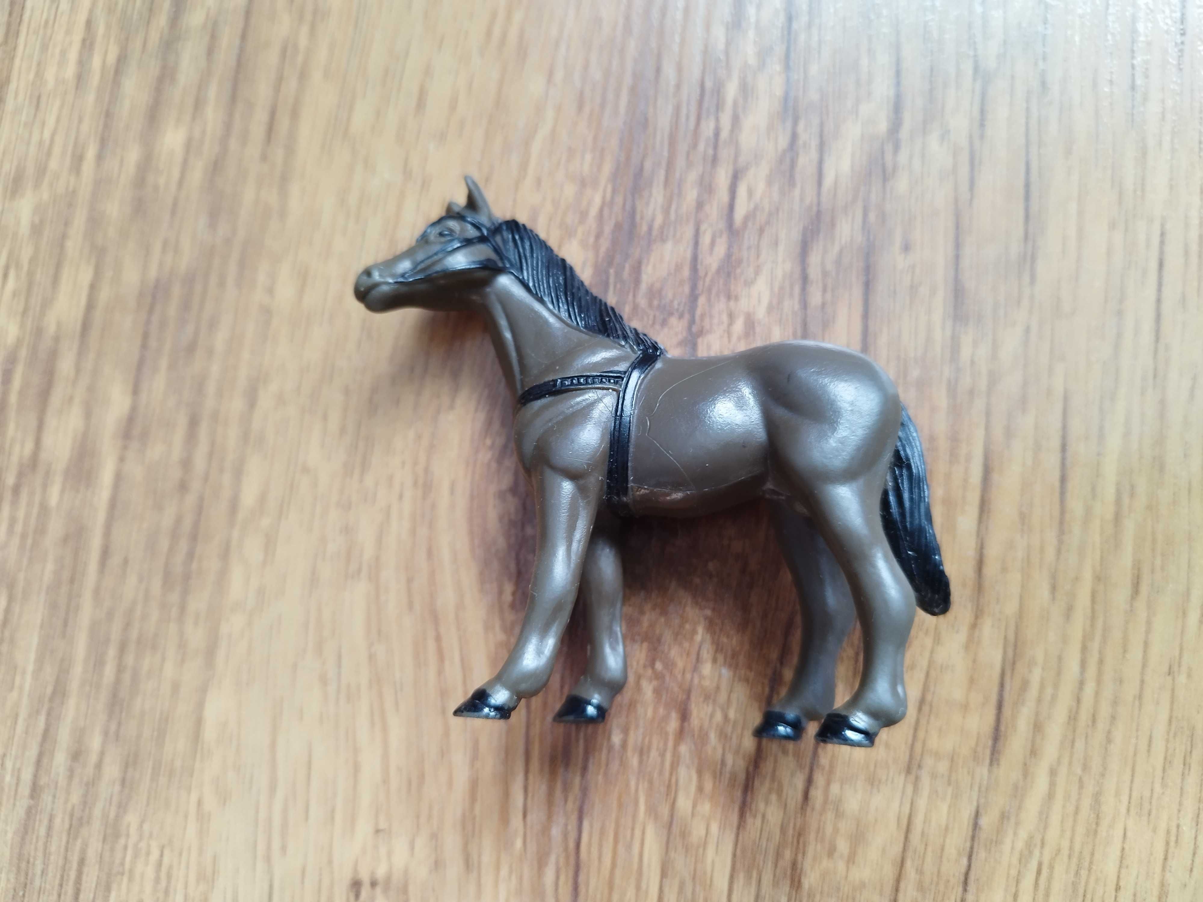 Brązowy koń figurka