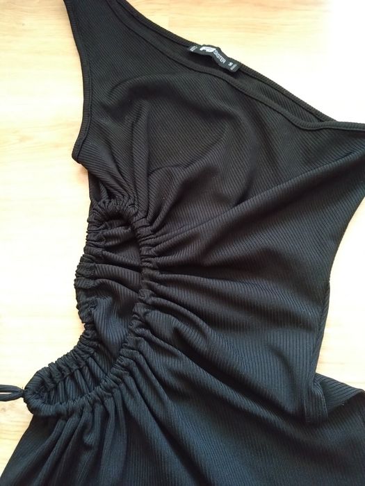 Asymetryczna sukienka z wycięciem na jedno ramię S