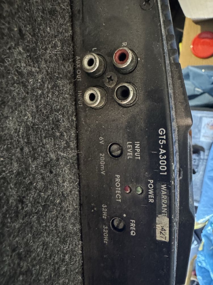 Mocny subwoofer samochodowy JBL GTO1214BP i wzmaczniacz JBL GT5-A3001