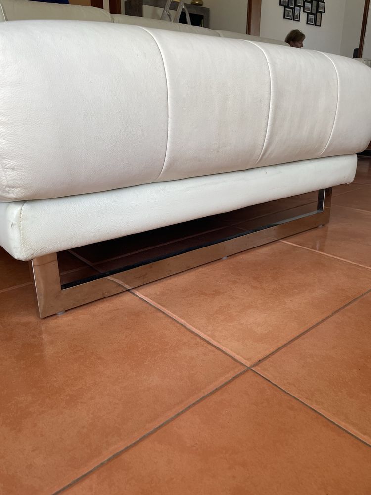 Sofá cabedal branco chaise-long