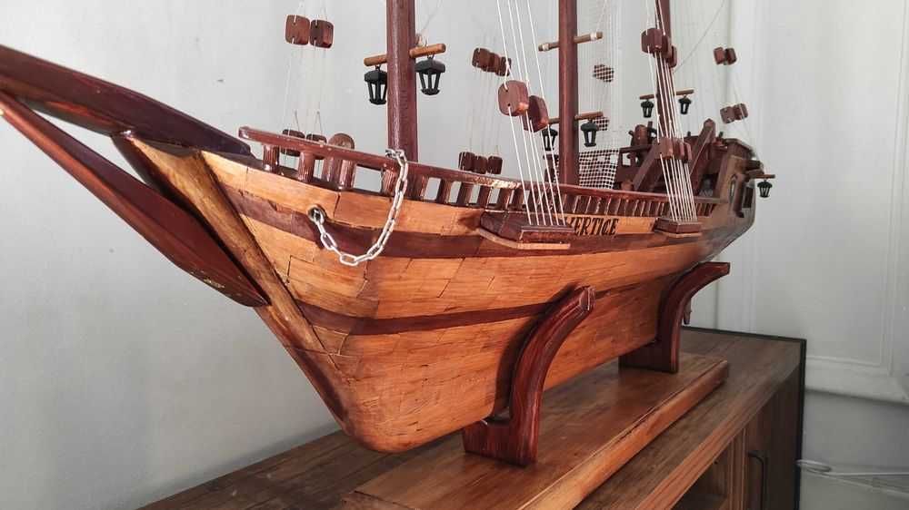 Vendo caravela reliquia em madeira com mais de 1 METRO