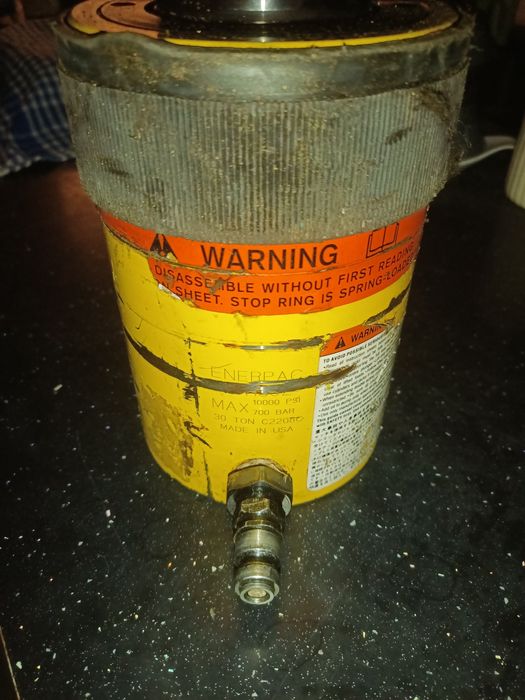 Siłownik hydrauliczny z otworem 30T