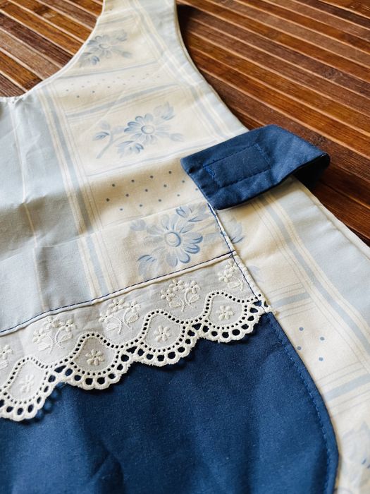 Avental feito á mão para menina
