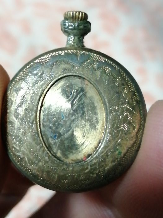 Pequeno Relógio de corda Antigo muito bom funcionamento