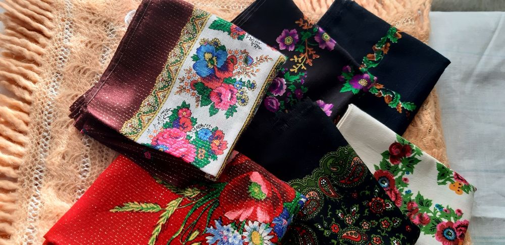 Продаються жіночі хустки