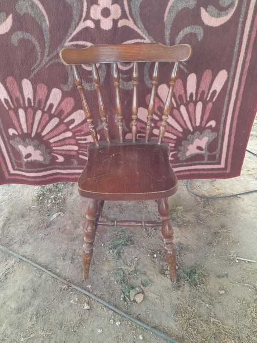 Cadeiras e loiçeiro antigos