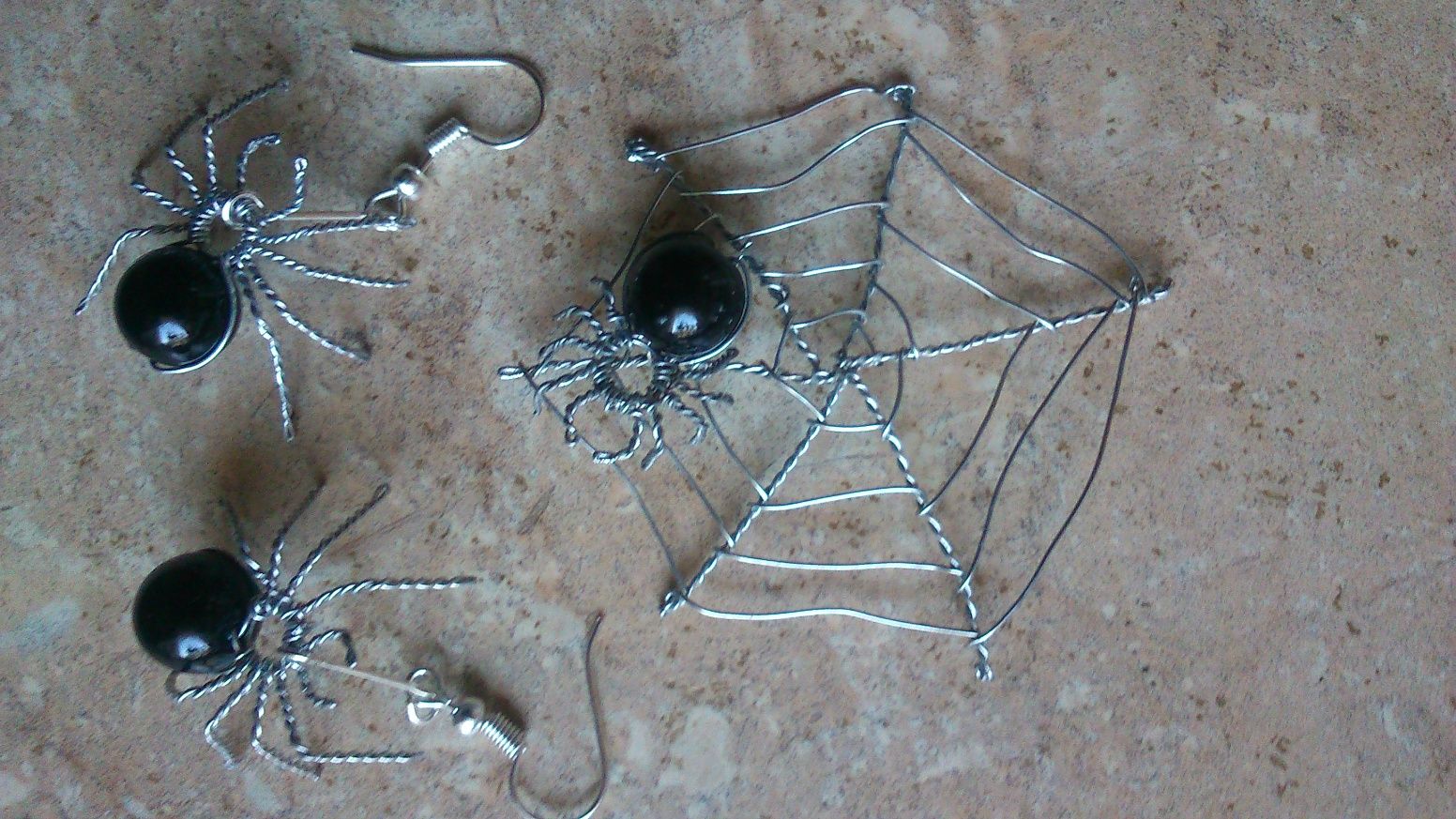 Biżuteria artystyczna ręcznie robiona z pająkami.