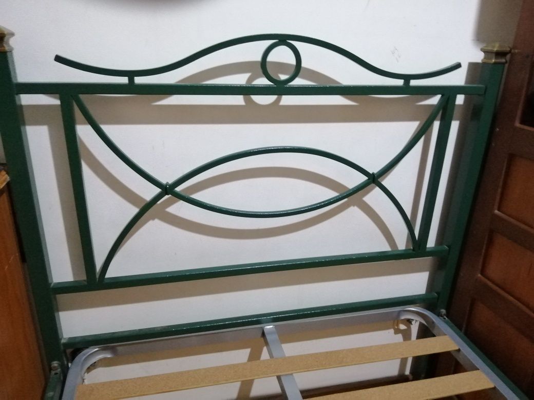 Cama de solteiro em ferro