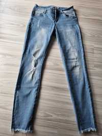 Jeans z rozdarciami rozmiar 36-38