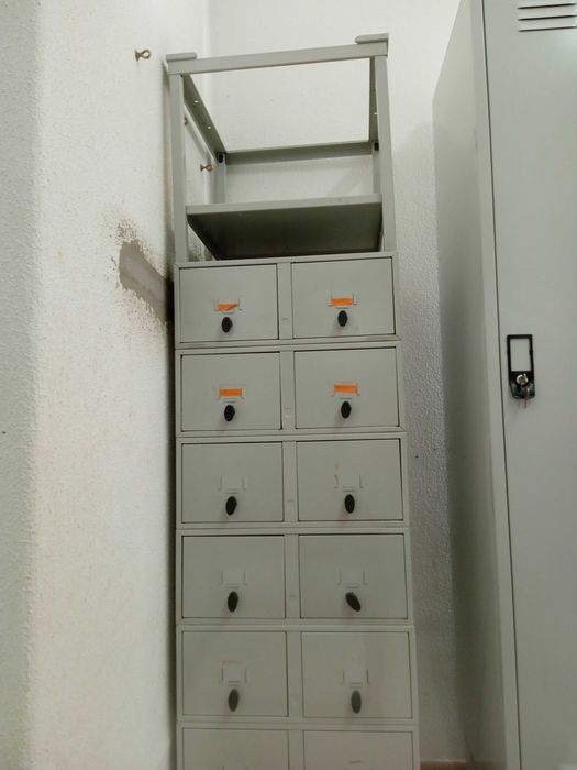 Arquivadores Metálicos de Gavetas com Suporte