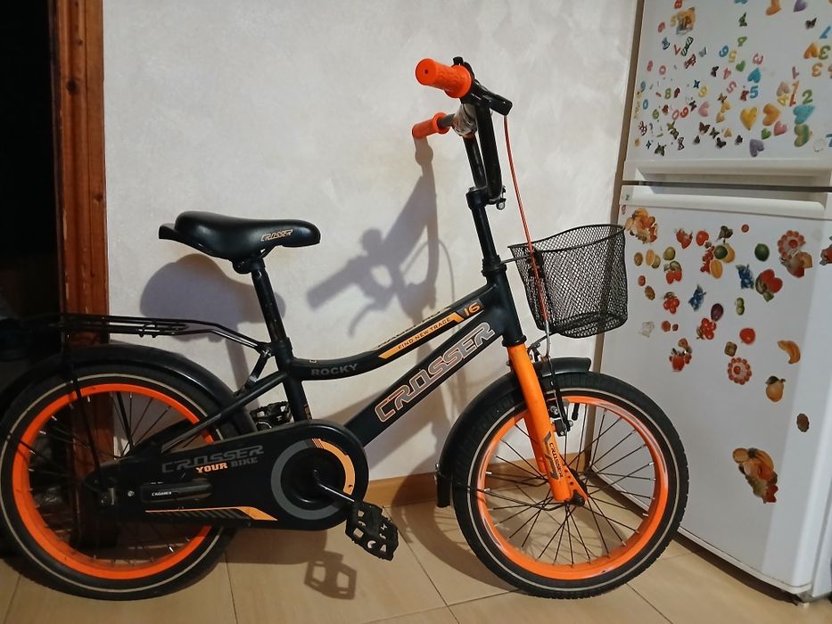 Велосипед дитячий помаранчево-чорного кольору 16 дюймів на 4-7 років