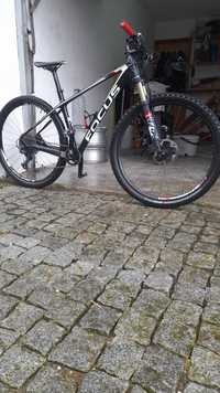 Bicicleta Focus Fox aro 29 carbono.