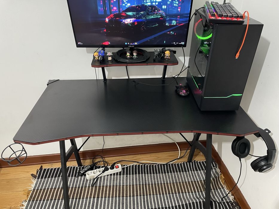 Mesa gaming em bom estado