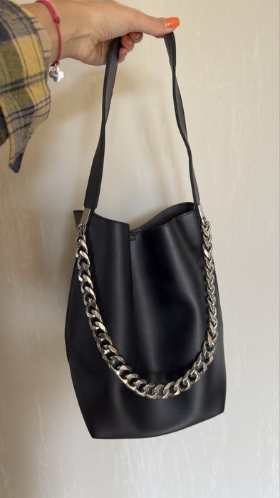 Чорна сумка з металевим оздобленням