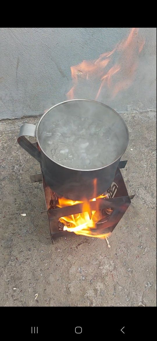 Щепочница печь на дровах для кемпинга.