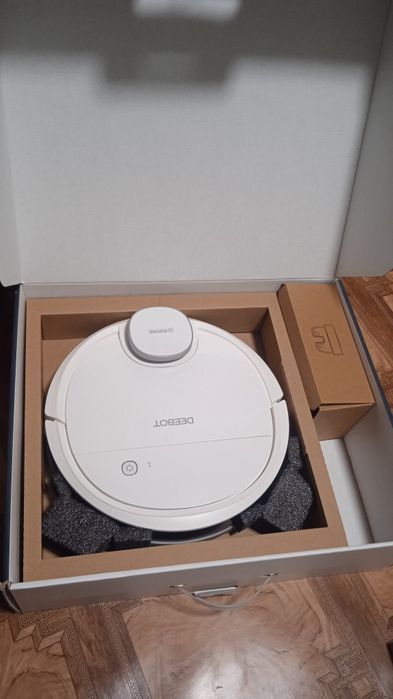 Продам робот пилосос Deebot Ozmo 900