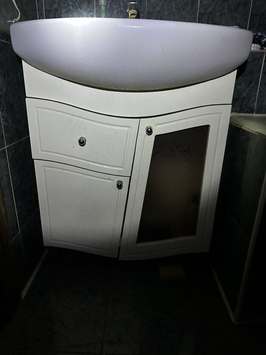 Тумбочка під раковину та навісна шафа з дзеркалом