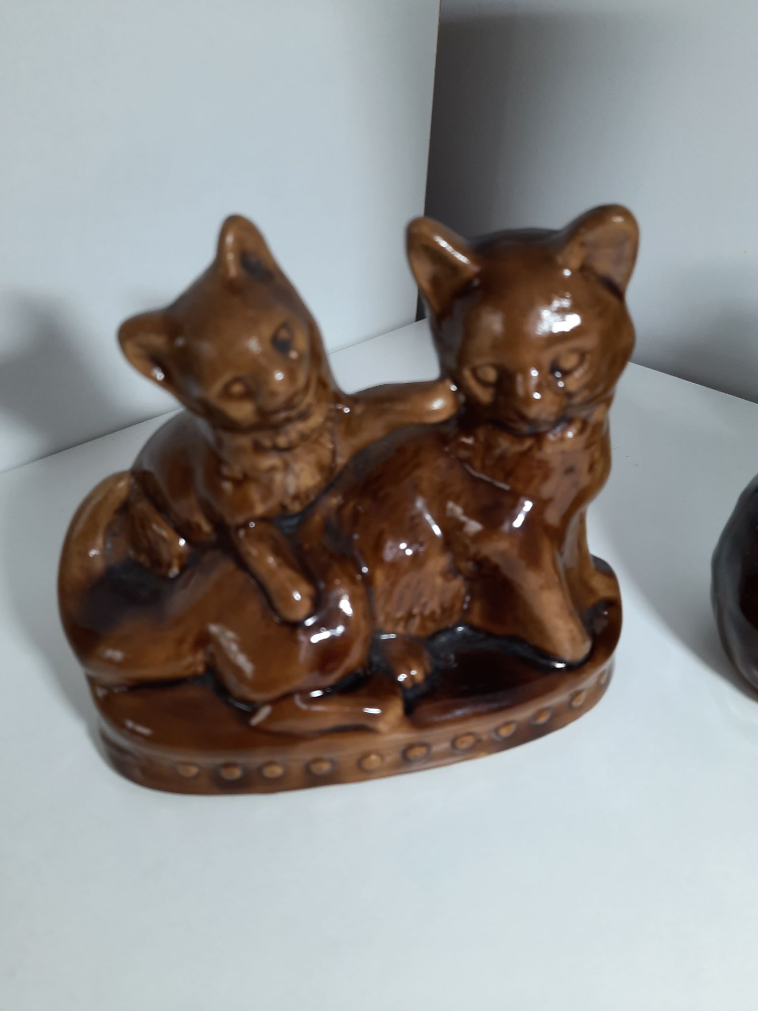 Wazon ceramiczny wiewiórka i ceramiczna figurka kotków
