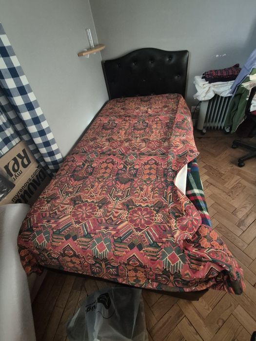 Cama individual forrada a napa com gavetas