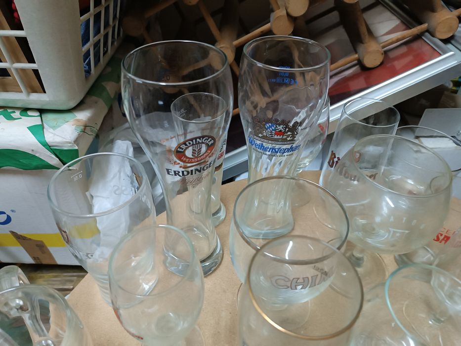 Copos de várias marcas de cervejas