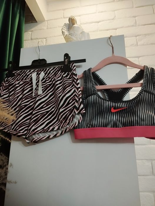 Komplet sportowy Top Nike r128/134 spodenki czarne