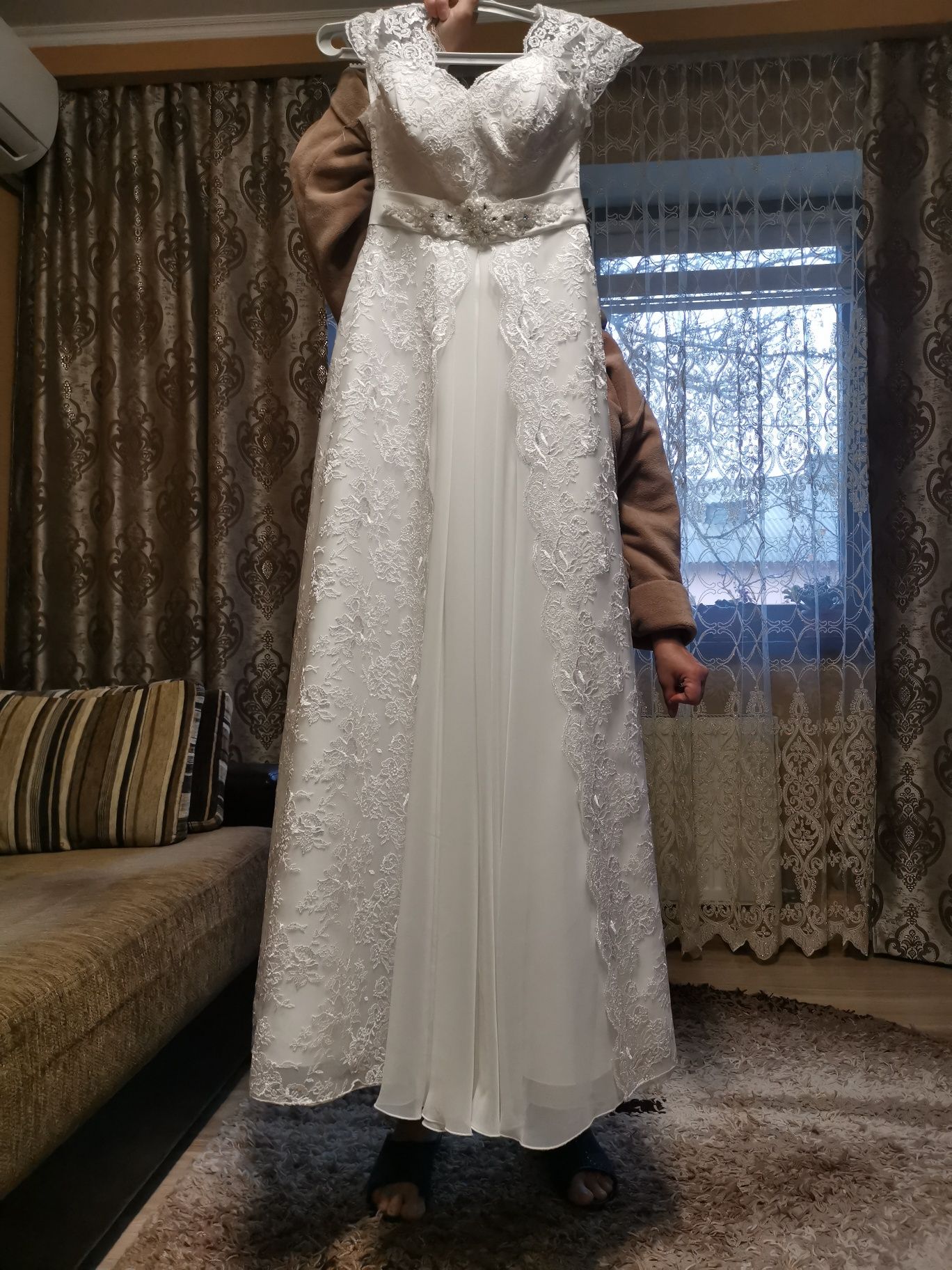 Продам весільну сукню у гарному стані. 42 розмір.