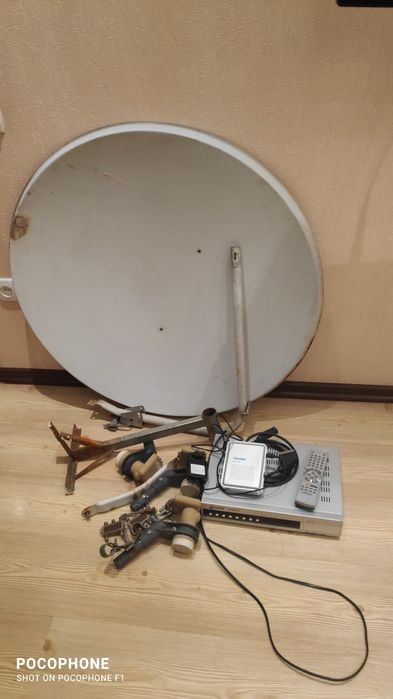 Антенна спутниковая на 2 телевизора с тремя головками с 2мя ресиверами