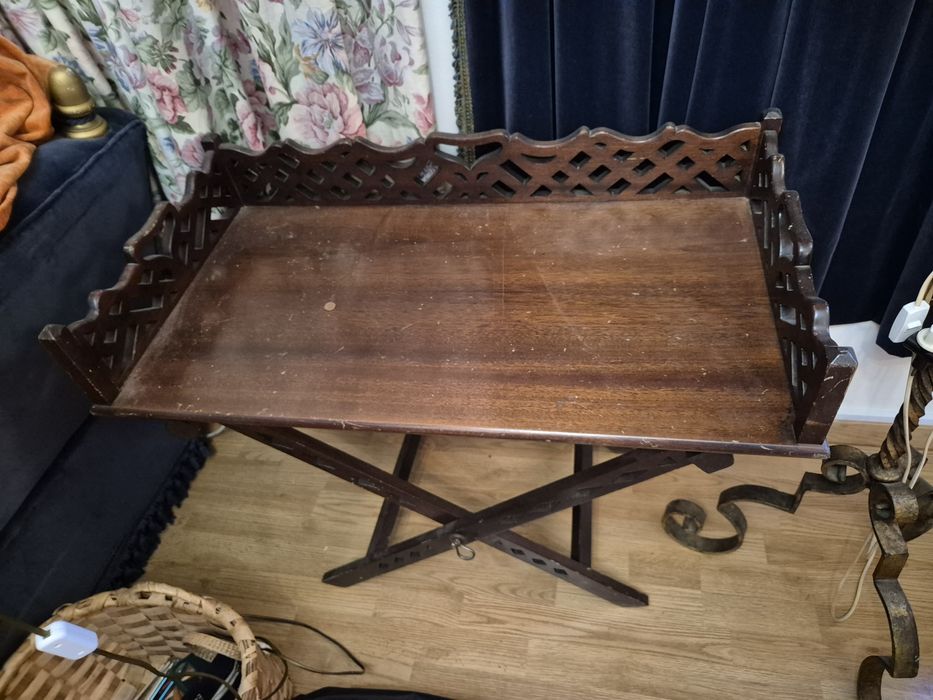 Mesa de apoio antiga em madeira maciça – pés cruzados e balaustrada re