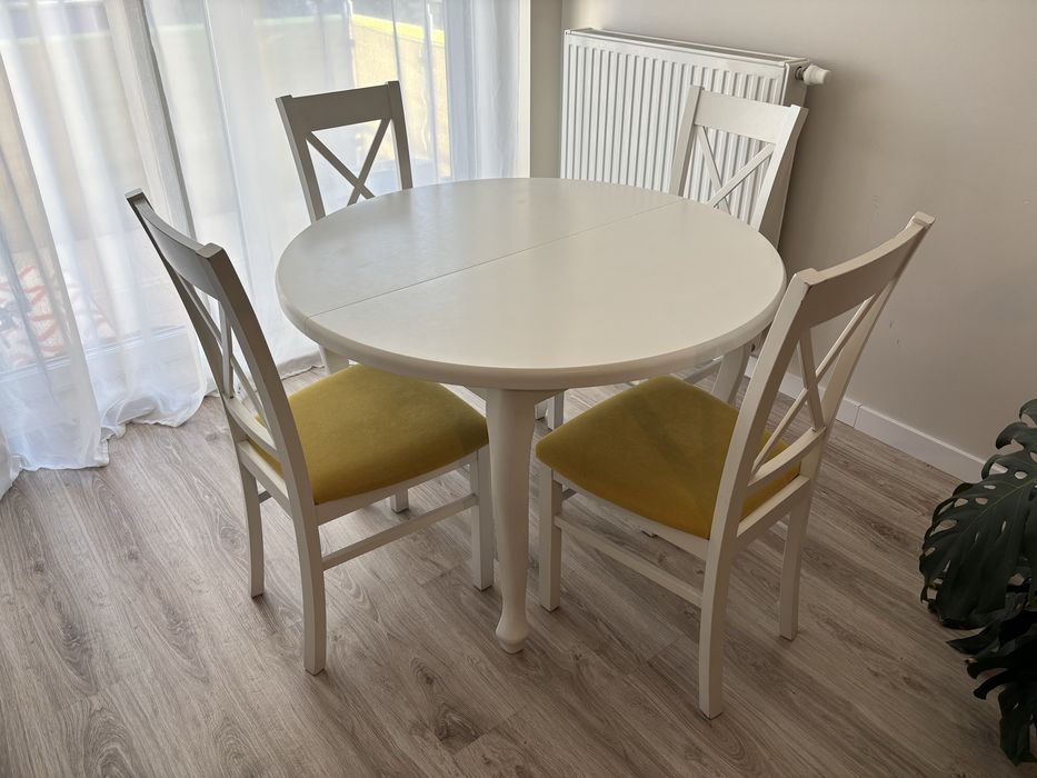 Rozkładany biały stół z krzesłami