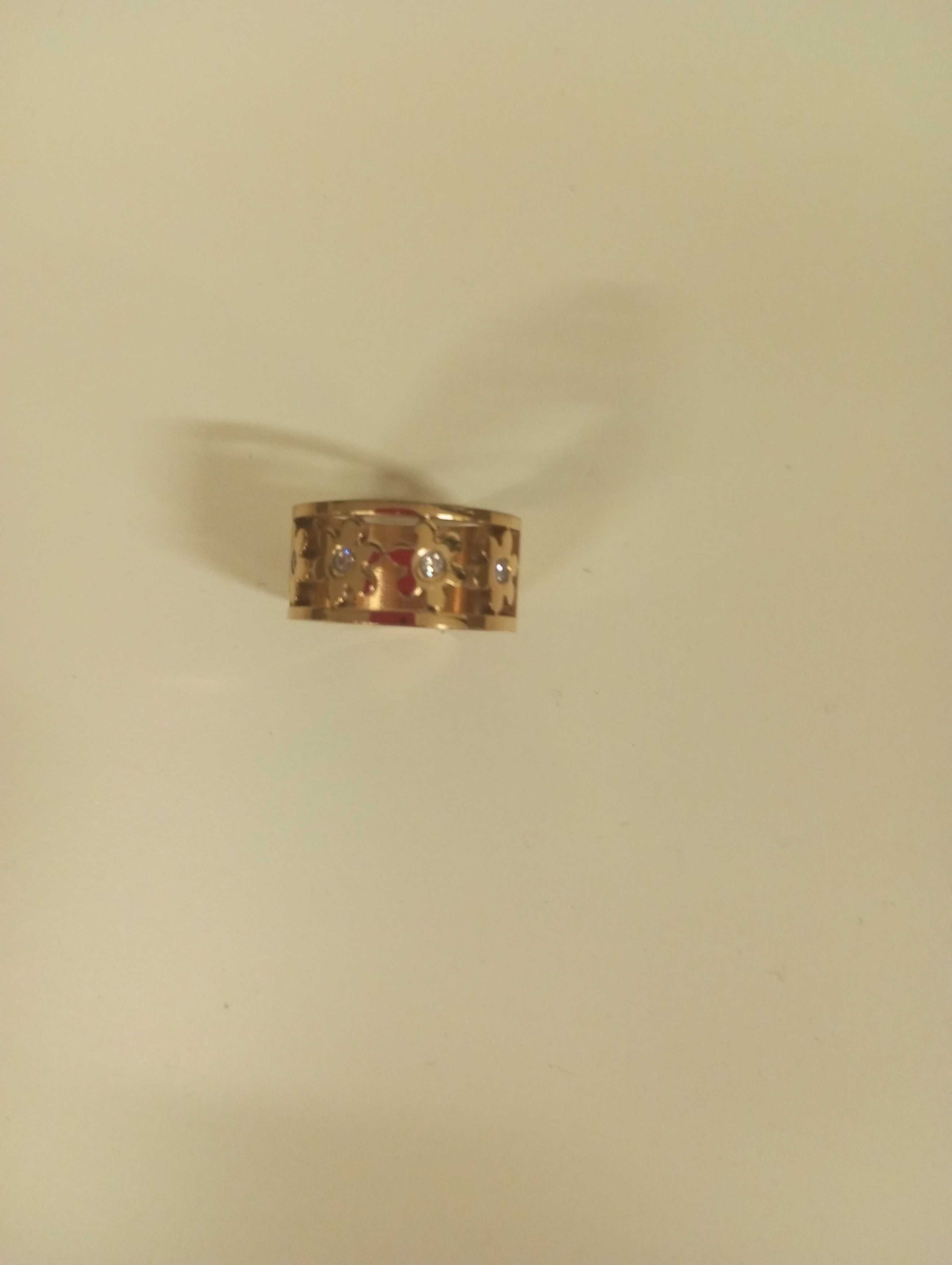 Anel dourado com flores e brilhantes da marca Hassu