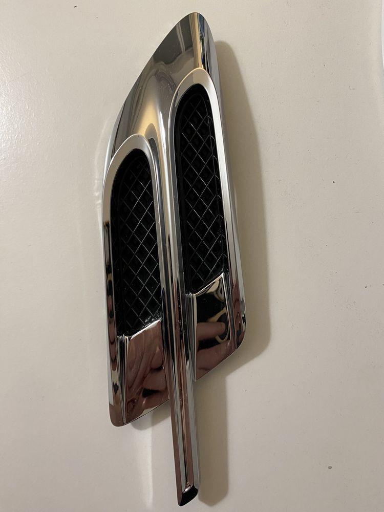Bentley Bentayga wlot powietrza emblemat błotnik strona lewa