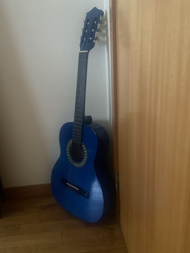 guitarra em bom estado azul