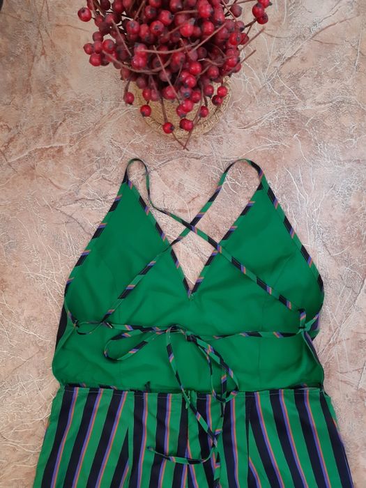 Комбинезон полоска, разрезы по бокам, открытая спина prettylittlething