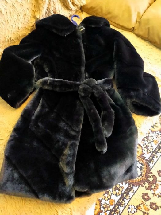 Шубка Чорного кольору, коротенька!