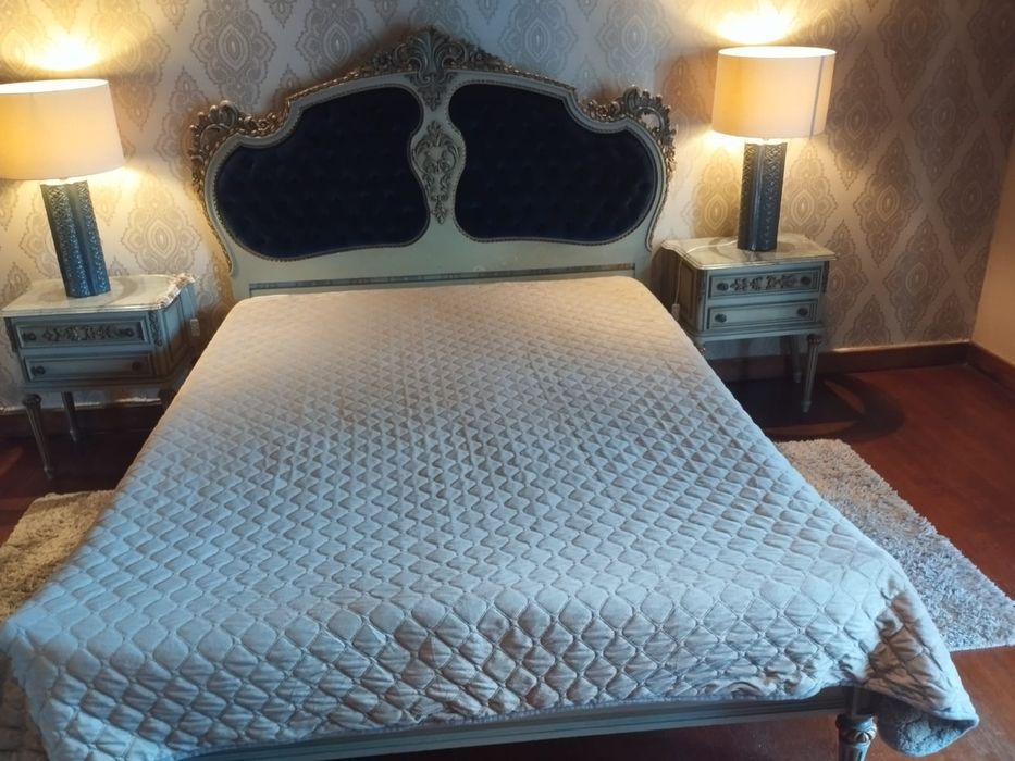 Conjunto de Mobília de Quarto Clássica – Cama+Cómoda+Mesas de Cabeceir