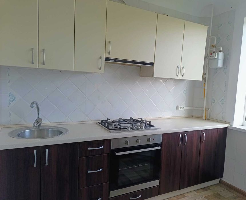 Сдам большую 2 к.из возле центра 2 этаж