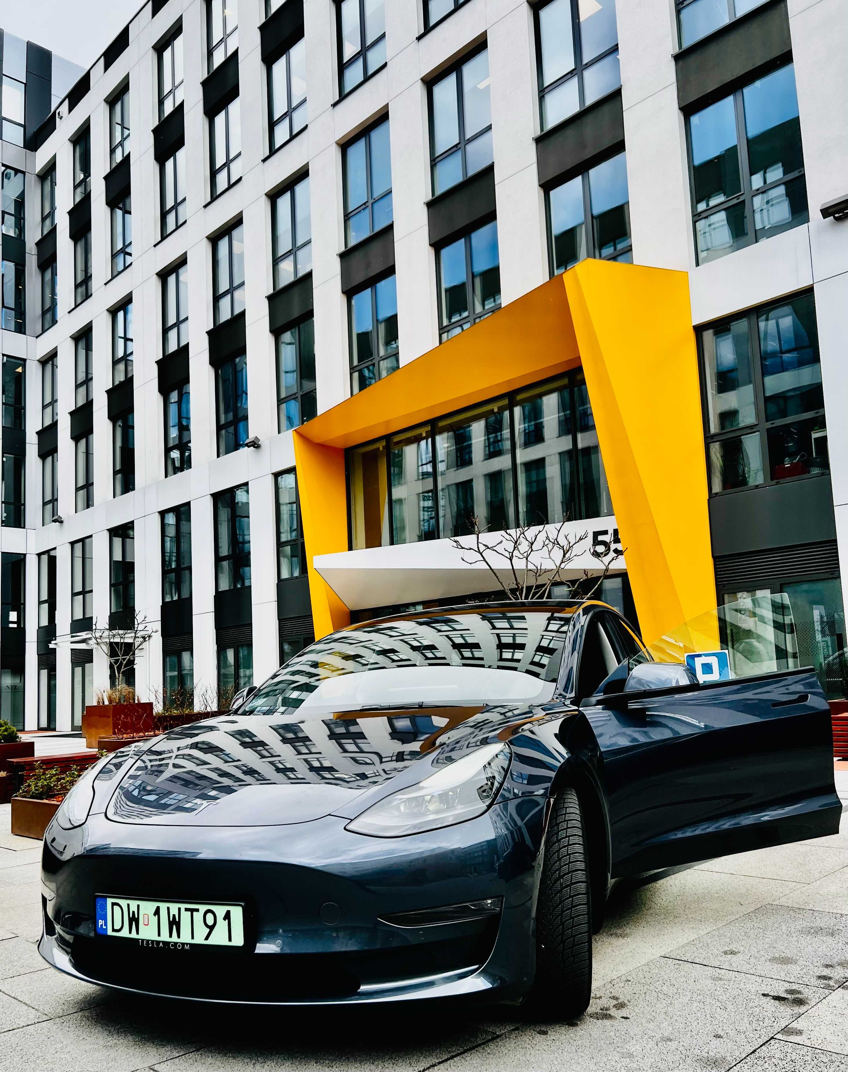 Wynajem samochodu Tesla 3 Performance 3.3sekundy/100km, 521 koni.