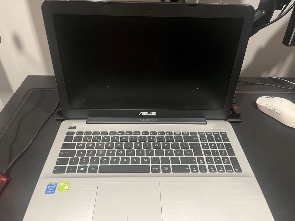 Portátil ASUS – i5, 8GB RAM, SSD + Gráfica Dedicada